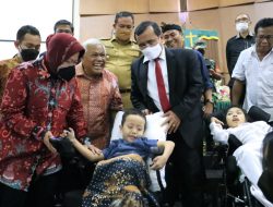 Mensos Risma Serahkan Bantuan Kepada Penyandang Disabilitas di Bekasi