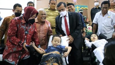 Mensos Risma Serahkan Bantuan Kepada Penyandang Disabilitas di Bekasi