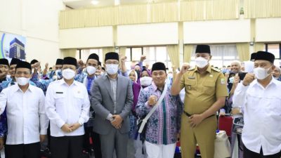 Gubernur Jawa Barat Ridwan Kamil dan Plt Wali Kota Bekasi melepas ratusan Calon Haji di Bekasi.