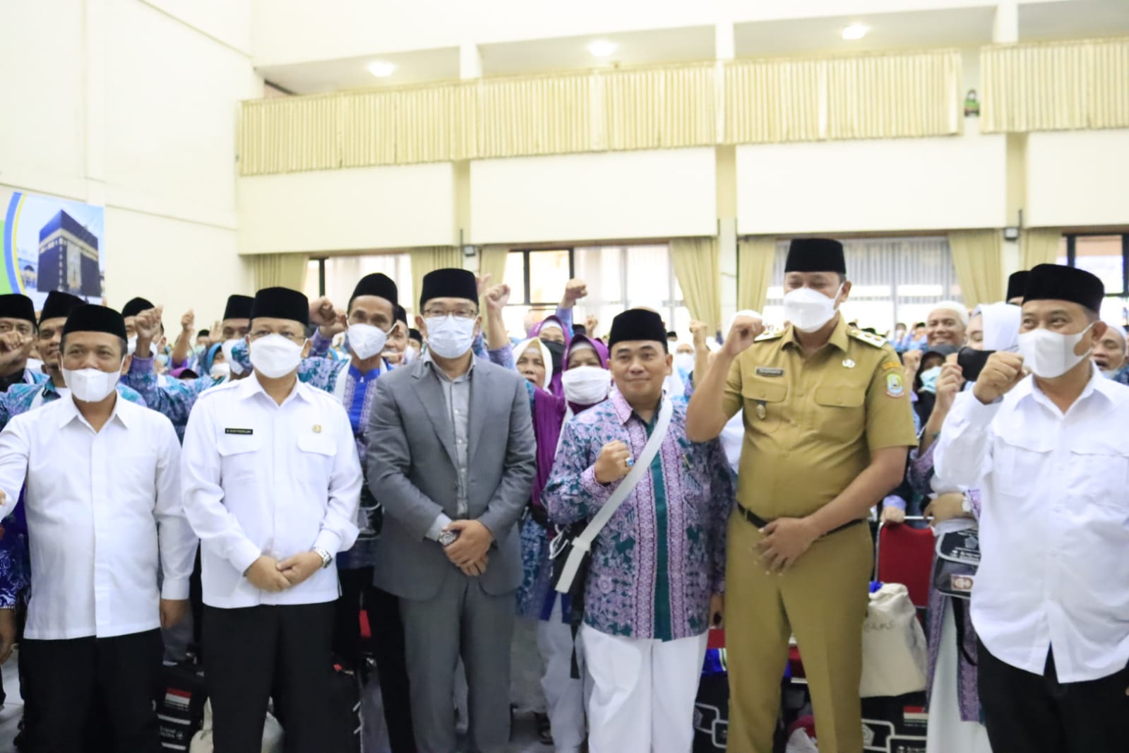 Gubernur Jawa Barat Ridwan Kamil dan Plt Wali Kota Bekasi melepas ratusan Calon Haji di Bekasi.