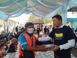 PLN Cikarang Distribusikan 800 Bungkus Daging Kurban