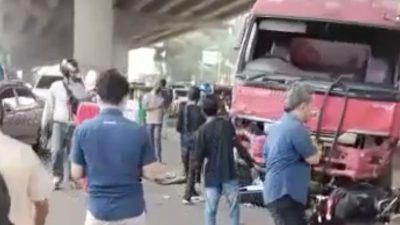 Kecelakaan Maut melibatkan Truk pengangkut BBM Pertamina dengan kendaraan roda dua dan empat di lampu merah perumahan CBD