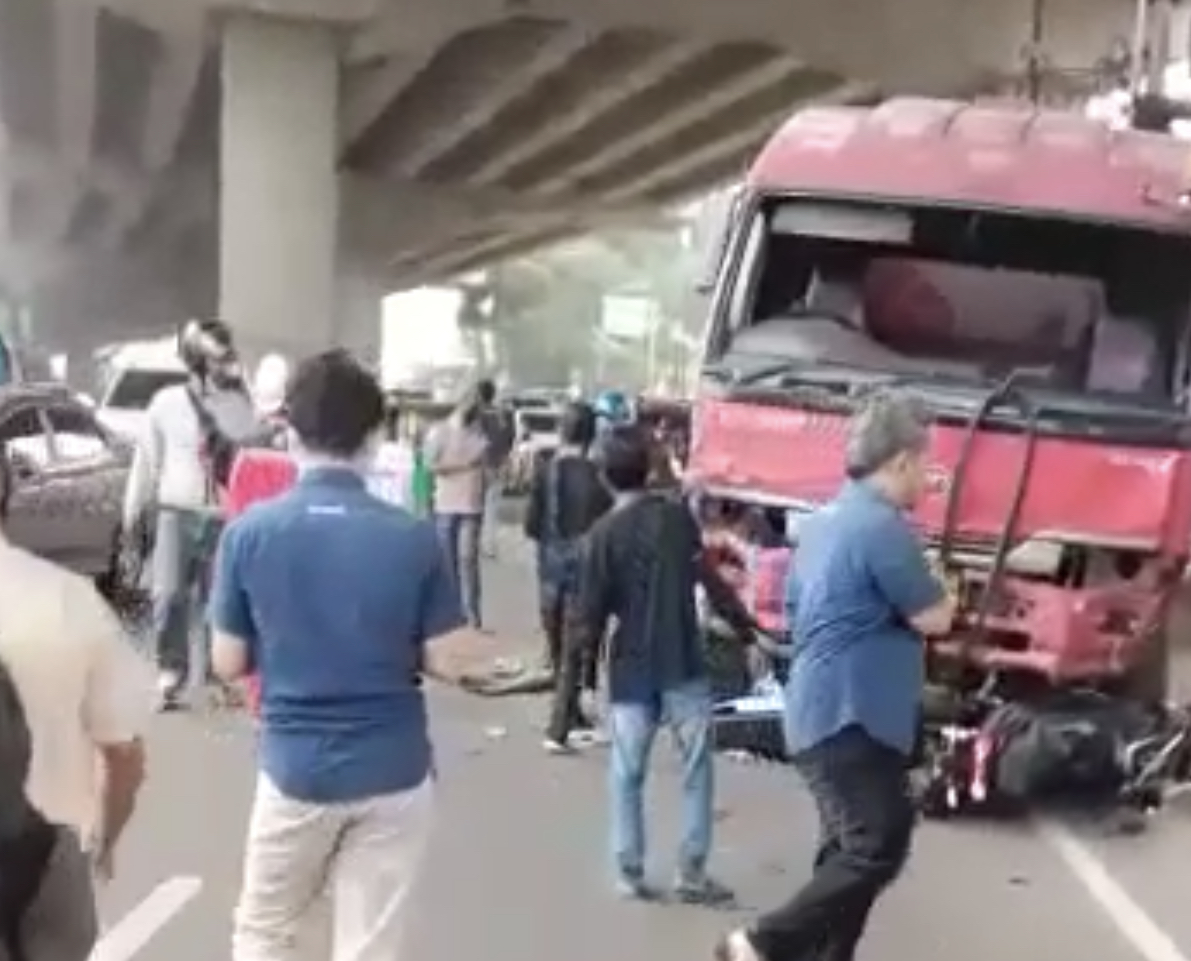 Kecelakaan Maut melibatkan Truk pengangkut BBM Pertamina dengan kendaraan roda dua dan empat di lampu merah perumahan CBD