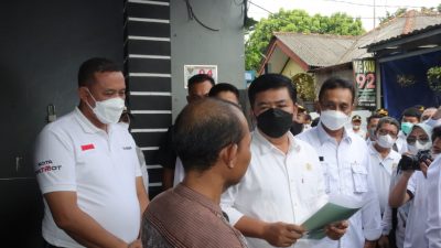 Plt Walkot Bekasi Dampingi Menteri ATR/BPN Bagikan Langsung Sertifikat Tanah  ke Warga Jatisampurna