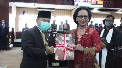 Ketua DPRD Kota Bekasi, Saifuddaulah menyerahkan penghormatan untuk PAW Enie Widhiastuti menggantikan Wasimin politisi Fraksi PDI Perjuangan