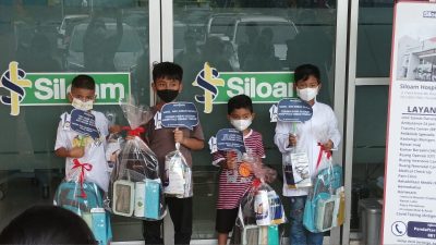 Anak-anak usai disunat mendapatkan hadiah