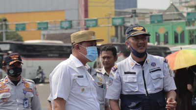 Plt Wali Kota Bekasi Tri Adhianto meninjau lapak kios yang terbakar di Terminal Bekasi