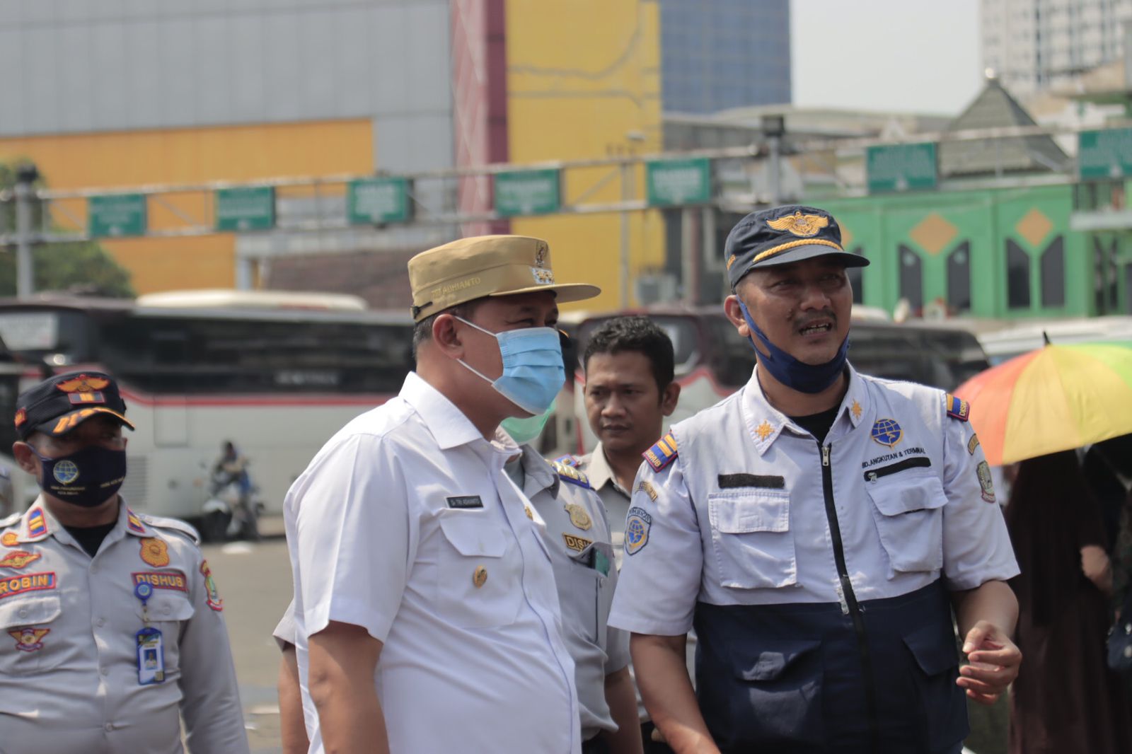 Plt Wali Kota Bekasi Tri Adhianto meninjau lapak kios yang terbakar di Terminal Bekasi
