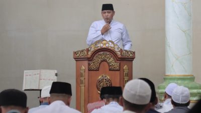 Tri Adhianto Laksanakan Solat Jumat di Masjid Al Awwabin Pekayon Jaya