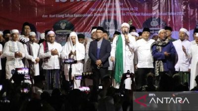 Luthfi Bin Yahya bersama Gubernur Jawa Barat Ridwan Kamil, Penjabat Bupati Bekasi Dani Ramdan, dan jajaran Forkopimda Kabupaten Bekasi usai melakukan istigasah Hari Jadi ke-72 Kabupaten Bekasi di Lapangan Plasa Pemkab Bekasi, Selasa dini hari, 16 Agustus 2022. Foto: ANTARA/Pradita Kurniawan Syah