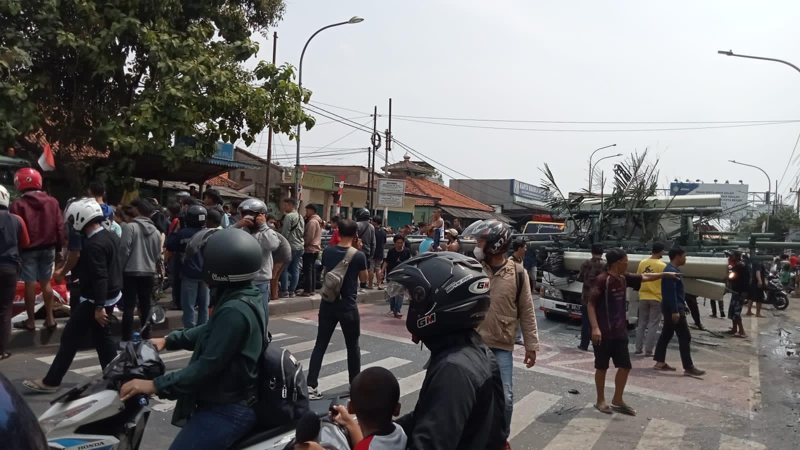 Suasana di lokasi kecelakaan maut truk kontainer