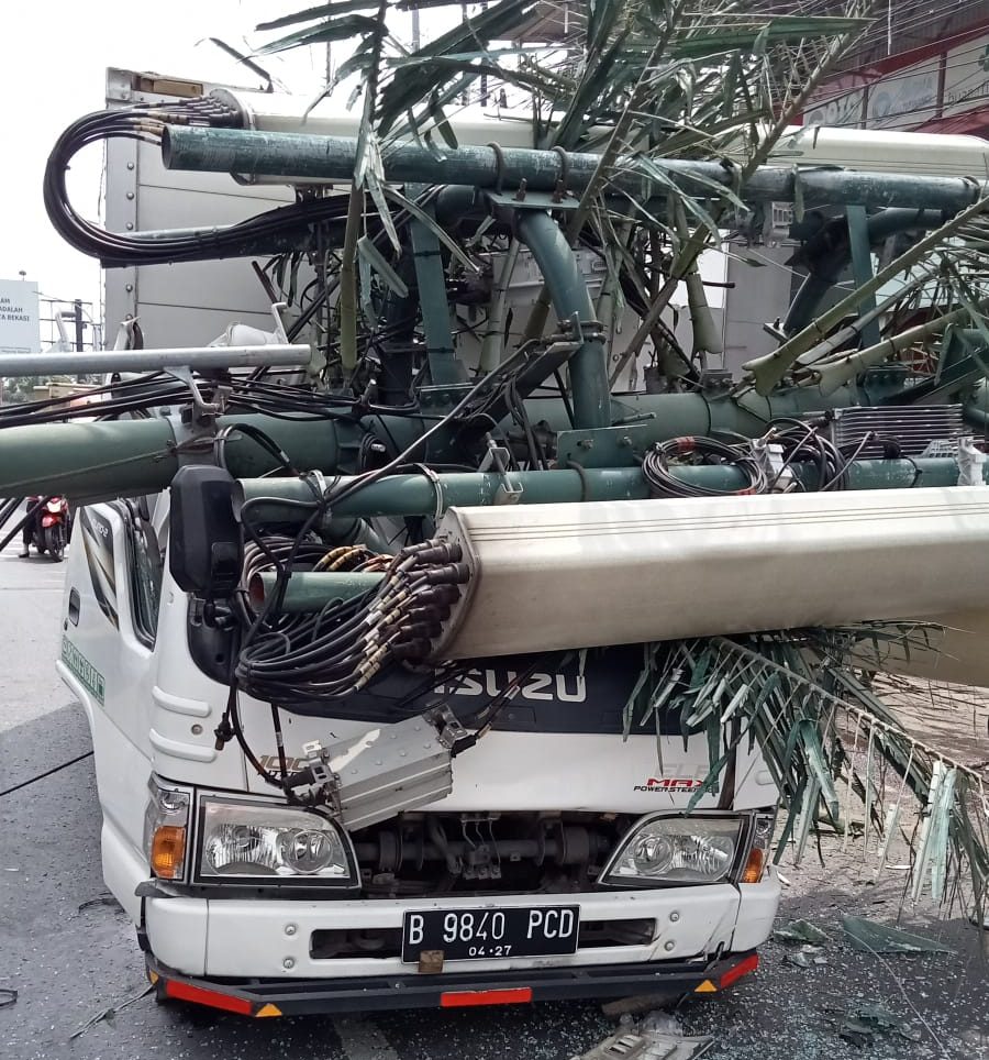 Kondisi Pikap yang tertimpa tiang BTS di Jalan Sultan Agung, Bekasi Barat, Kota Bekasi.
