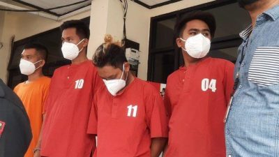 Empat tersangka produsen oli palsu yang diamankan petugas.