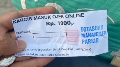 Karcis untuk pengemudi ojek online yang antar jemput penumpang di Stasiun Bekasi Timur, Kota Bekasi. Pengemudi ojek online harus bayar Rp 1.000 untuk mengantar atau menjemput penumpang di lobi Stasiun Bekasi Timur.(Dok. Pemilik Akun Twitter @tsanvia)