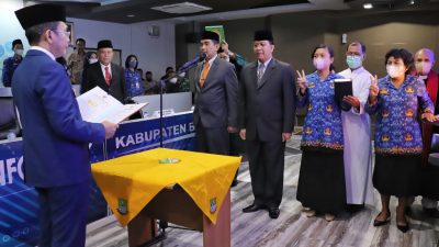 Pejabat Bupati Bekasi, Dani Ramdan melantik Kadisdukcapil, Carwinda dan Kepala BPKDHudaya serta perwakilan pejabat fungsional dari rumpun pendidikan, kesehatan dan pertanian di Ruang Command Center Gedung Diskominfosantik, Komplek Pemda Kabupaten Bekasi, Kecamatan Cikarang Pusat pada Kamis (15/09/2022).