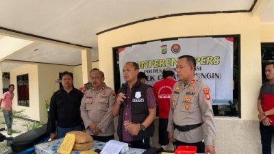 Polisi melakukan konferensi pers penangkapan kurir ganja dengan barang bukti kiloangram.