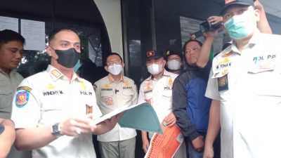 Pj Bupati Bekasi Dani Ramdan memipin penyegelan Infinity Cafe imbas LC kenakan seragam SMA