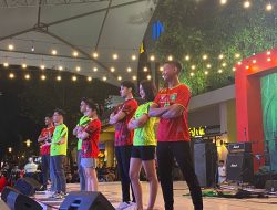 Jersey Persipasi bewarna merah dan hijau stabilo dipamerkan dalam Launching di Downtown Summarecon Bekasi, Jumat (16/9/2022).