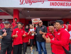 Ketua DPC PDI Perjungan Tri Adhianto foto bersama pemenang juara 1 memasak dengan bahan pangan lokal, Sabtu (18/9/2022). Foto: Gobekasi.id