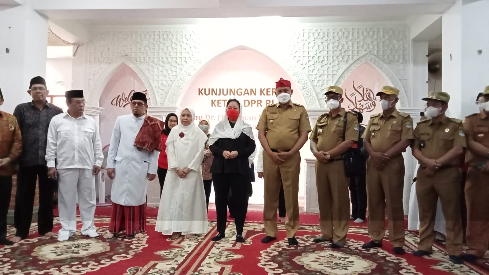 Ketua DPR RI Puan Maharani berkunjung ke Pondok Pesantren Mahasina didampingi nPlt Wali Kota Bekasi Tri Adhianto, Rabu (21/9/2022). Foto: Ist