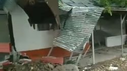 Alat berat excavator merobohkan bangunan liar semi permanen milik ormas di Jalan Kali Jati, Kelurahan Kayuringin Jaya, Kecamatan Bekasi Selatan, Kota Bekasi, Jumat (23/9/2022).
