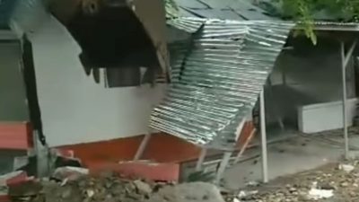 Alat berat excavator merobohkan bangunan liar semi permanen milik ormas di Jalan Kali Jati, Kelurahan Kayuringin Jaya, Kecamatan Bekasi Selatan, Kota Bekasi, Jumat (23/9/2022).