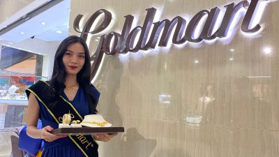 Model memperlihatkan koleksi eksklusif dari Goldmart di Showroom Goldmart Metropolitan Mall Bekasi, Jumat (23/9/2022). Foto: Gobekasi.id