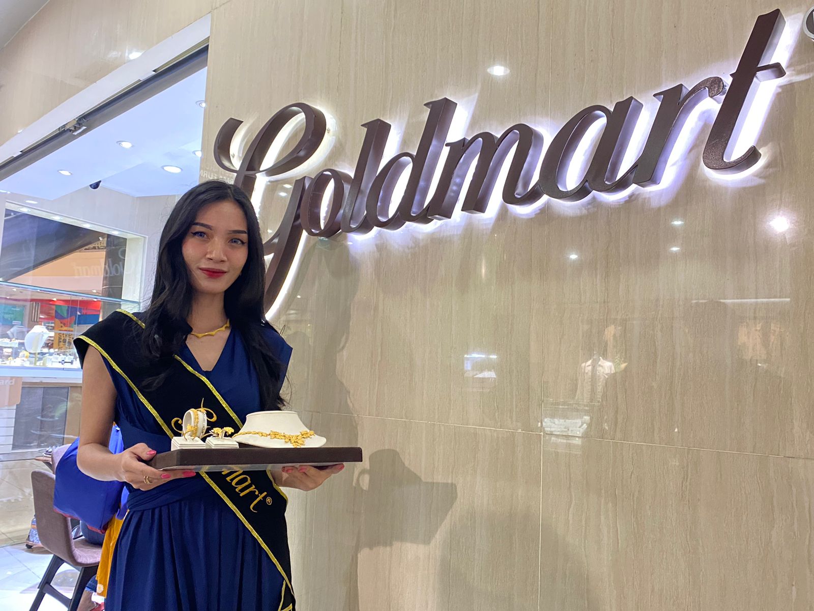 Model memperlihatkan koleksi eksklusif dari Goldmart di Showroom Goldmart Metropolitan Mall Bekasi, Jumat (23/9/2022). Foto: Gobekasi.id