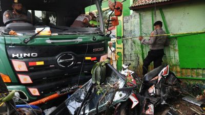 Truk Maut yang tewaskan 10 orang dan 23 luka - luka di Jalan Raya Sultan AGung, Bekasi Barat.
