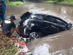 Mobil dan Motor Tercebur Kali di Bekasi Utara