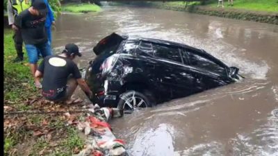 Mobil tercebur Kali. Foto: Detikcom