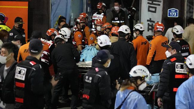 Foto: Evakuasi korban tragedi pesta Halloween Itaewon (AP Photo/Lee Jin-man)