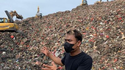 Sampah longsor di TPAS Burangkeng, Kecamatan Setu, Kabupaten Bekasi, hingga ke badan jalan., Senin 10 Oktober 2022. (FOTO ANTARA/Pradita Kurniawan Syah)