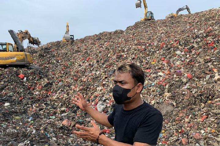 Sampah longsor di TPAS Burangkeng, Kecamatan Setu, Kabupaten Bekasi, hingga ke badan jalan., Senin 10 Oktober 2022. (FOTO ANTARA/Pradita Kurniawan Syah)