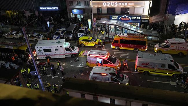Foto: Evakuasi usai tragedi pesta Halloween di Itaewon (AP Photo/Lee Jin-man)