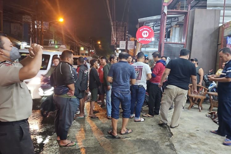 Warga geger dengan penemuan jasad perempuan parih baya di Jalan Raya Bintara