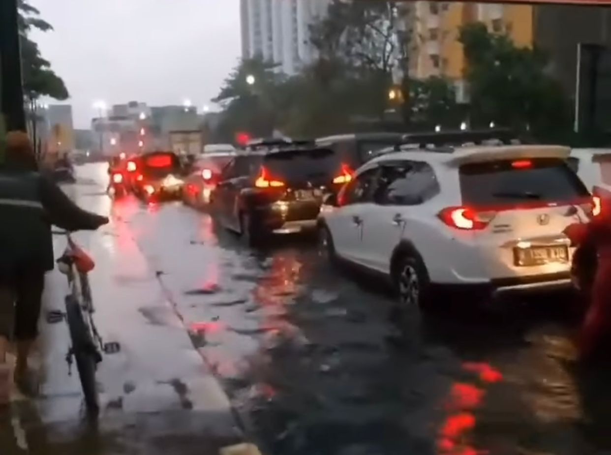 Banjir di Jalan Raya Pekayon, Selasa (4/10/2022).