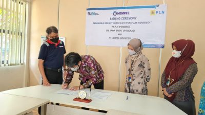 PT PLN UP3 Bekasi Serahkan 840 Unit REC pada PT Hempel Indonesia