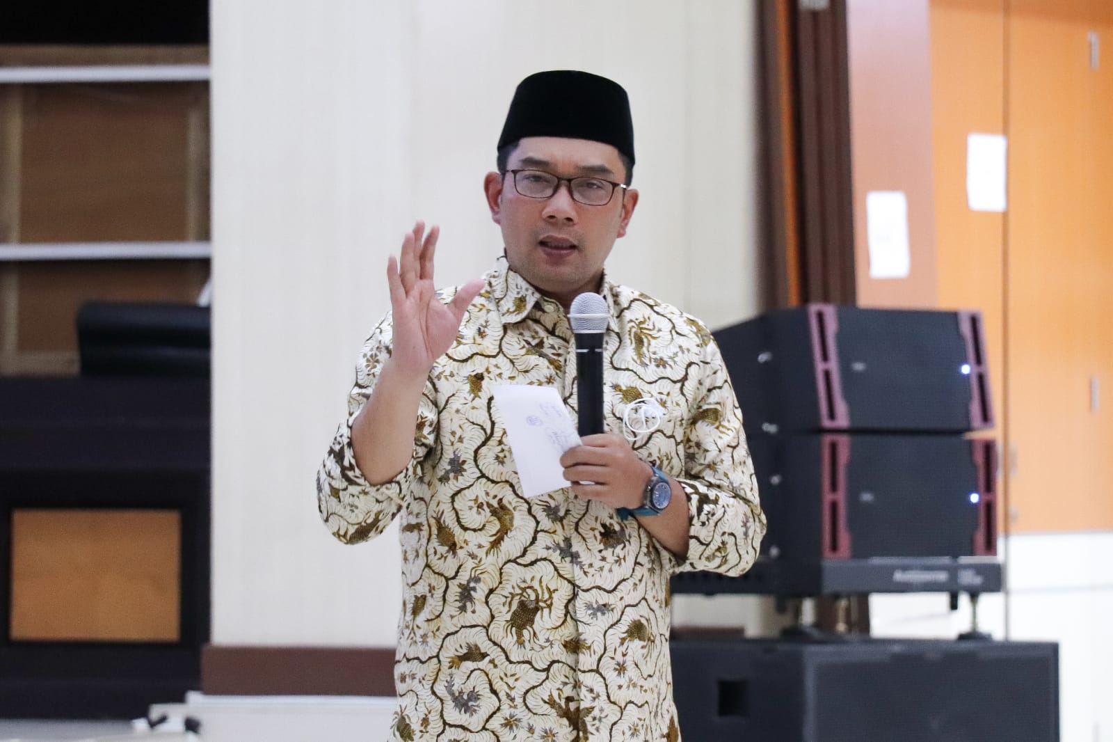Gubernur Jawa Barat Ridwan Kamil saat memberikan arahan soal Perlinsos di Kabupaten Bekasi.