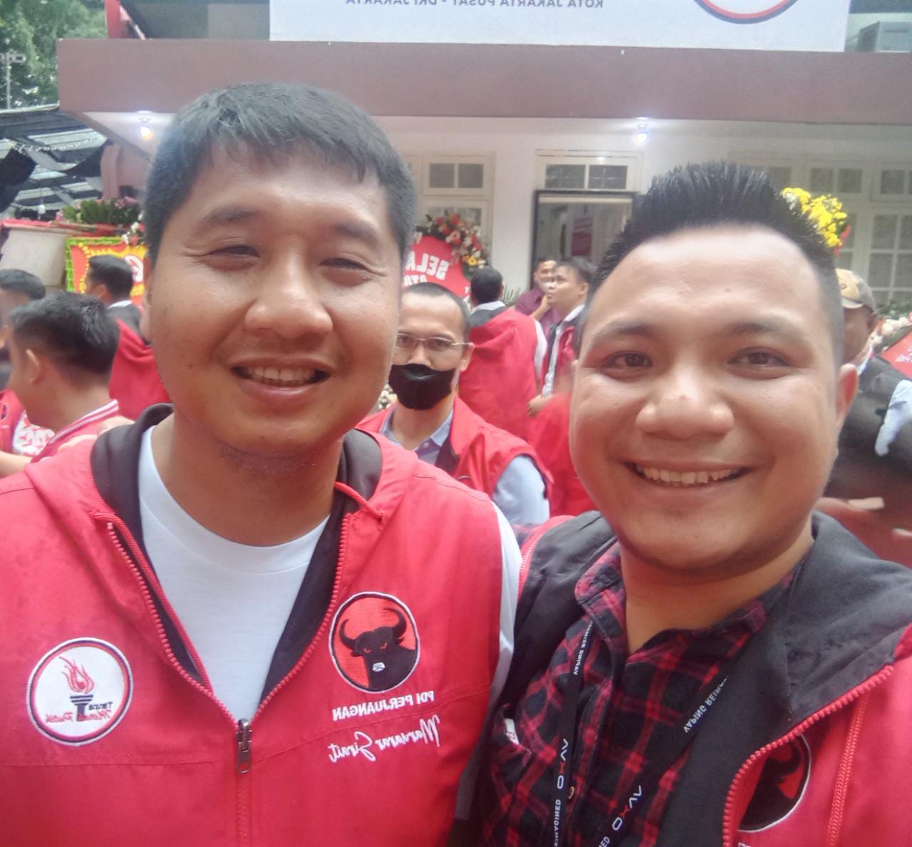 Sekretaris DPC TMP Jimmy Reinold Nainggolan dengan Ketua Umum DPP TMP Maruarar Sirait.