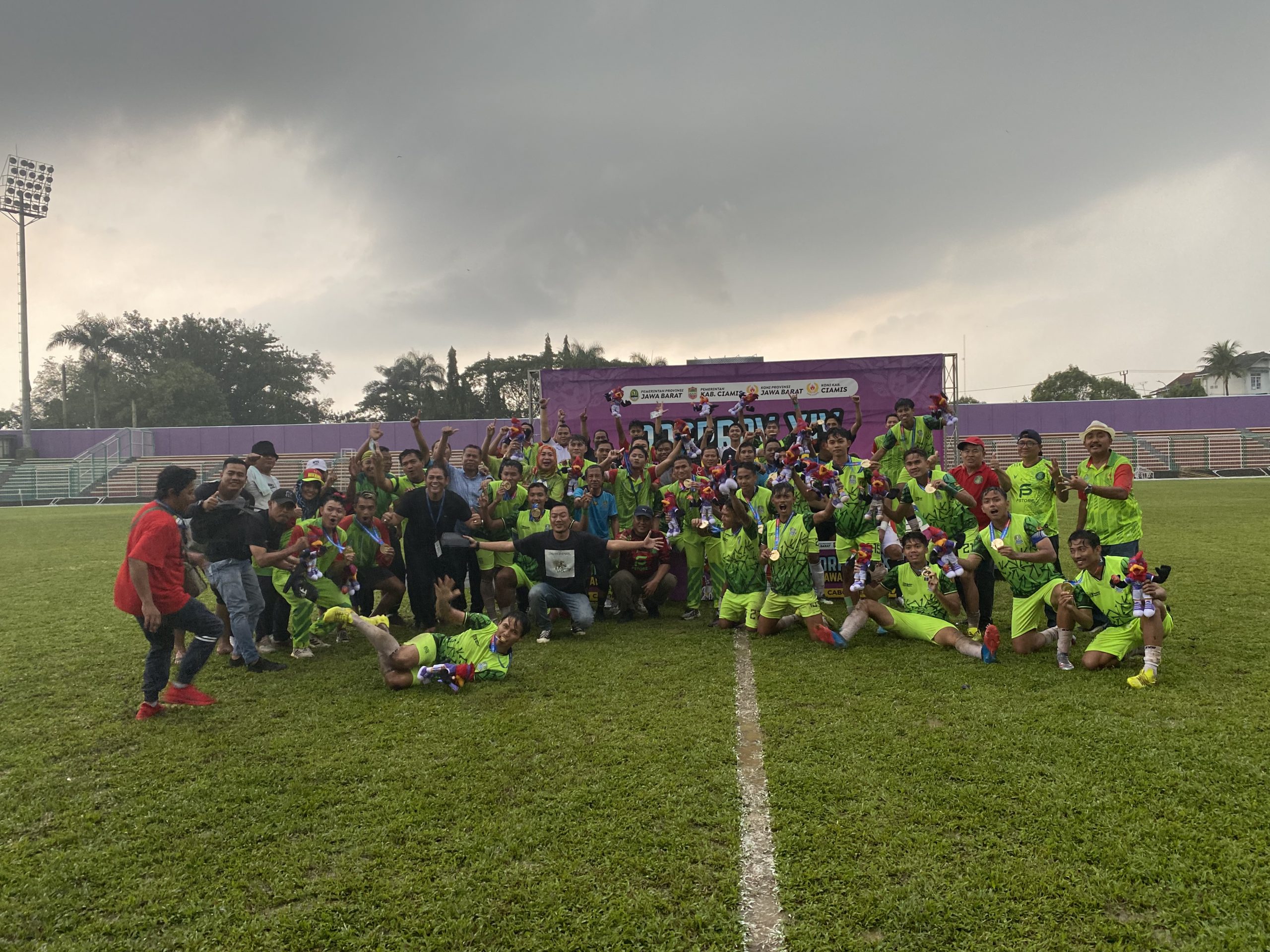 Tim Sepak Bola Kota Bekasi sukses menjadi juara umum di Porprov Jabar XIV Tahun 2022 yang terselenggara di Stadion Galuh, Kabupaten Ciamis, Rabu (16/11/2022). Foto: Gobekasi.id