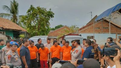 Enam tersangka kasus pencurian mobil pikap di Jalan Rengas Bandung, Kabupaten Bekasi, Jumat (25/11/2022). Sopir mobil pikap bernama Jayadi (55) kena begal di Jalan Raya Rengas Bandung, Desa Karangsambung, Kecamatan Kedungwaringin, Kabupaten Bekasi.