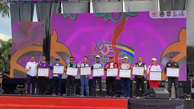 Pemberian penghargaan bagi 9 daerah kabupaten/kota yang menjadi tuan rumah di Porprov Jabar XIV Tahun 2022 pada acara penutupan Porpov di Alun - alun Ciamis, Sabtu (19/11/2022). Foto: Gobekasi.id