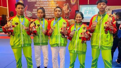 Para atlet jujitsu Kota Bekasi, yang berhasil meraih medali dalam event PORPROV XIV Jabar di Lembang, Kabupaten Bandung Barat.