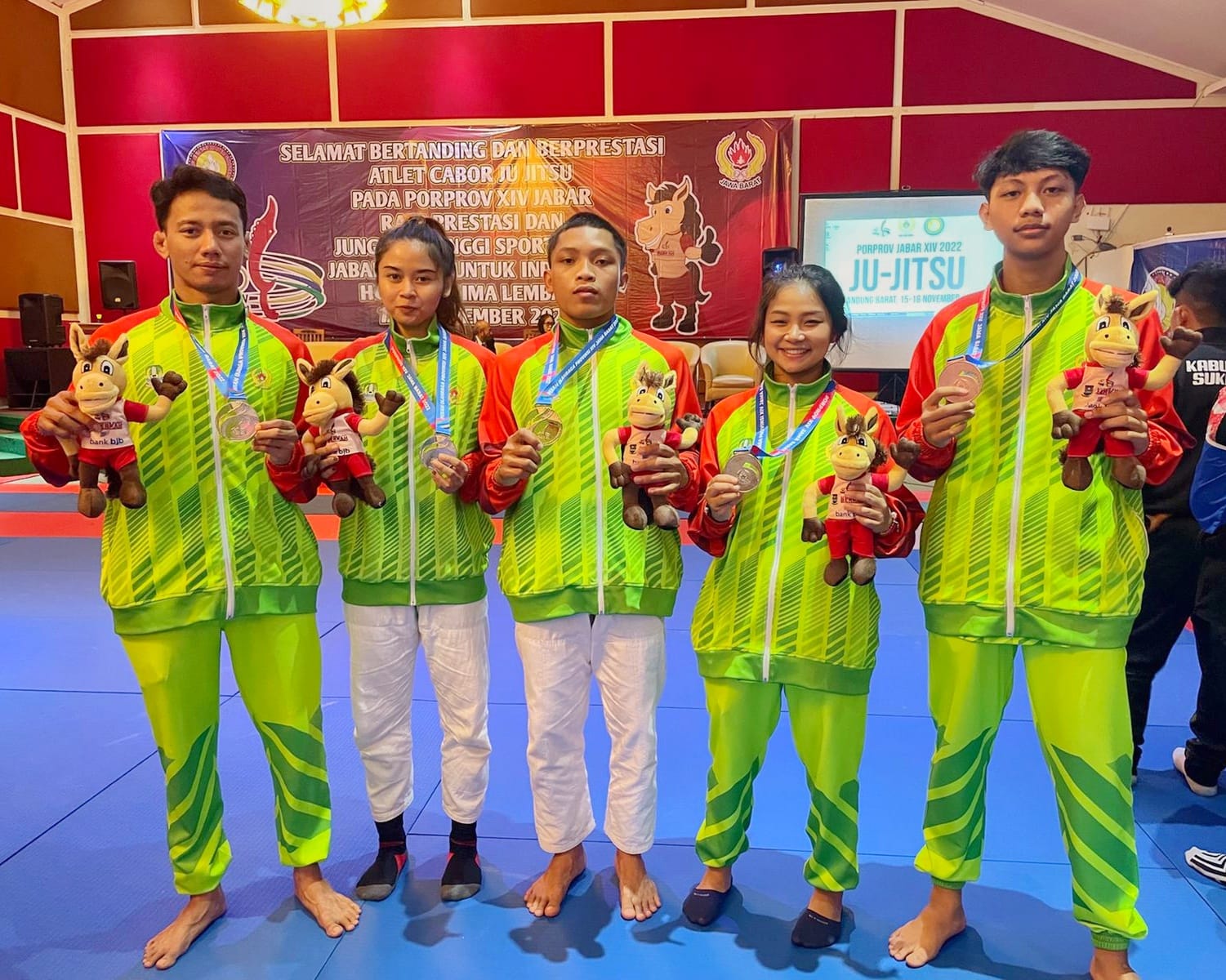 Para atlet jujitsu Kota Bekasi, yang berhasil meraih medali dalam event PORPROV XIV Jabar di Lembang, Kabupaten Bandung Barat.