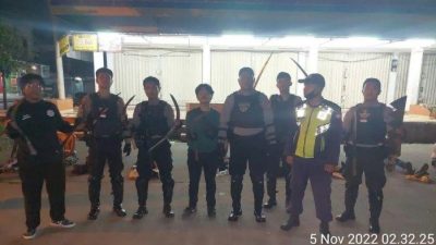Tim Perintis Patroli Presisi Polres Metro Bekasi Kota mencocok sekelompok remaja yang hendak tawuran di MGT. Foto: Ist