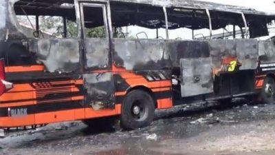 Bus terbakar ilustrasi