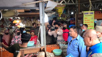 Disdagperin meninjau keteraediaan pangan di pasar tradisional Bekasi.