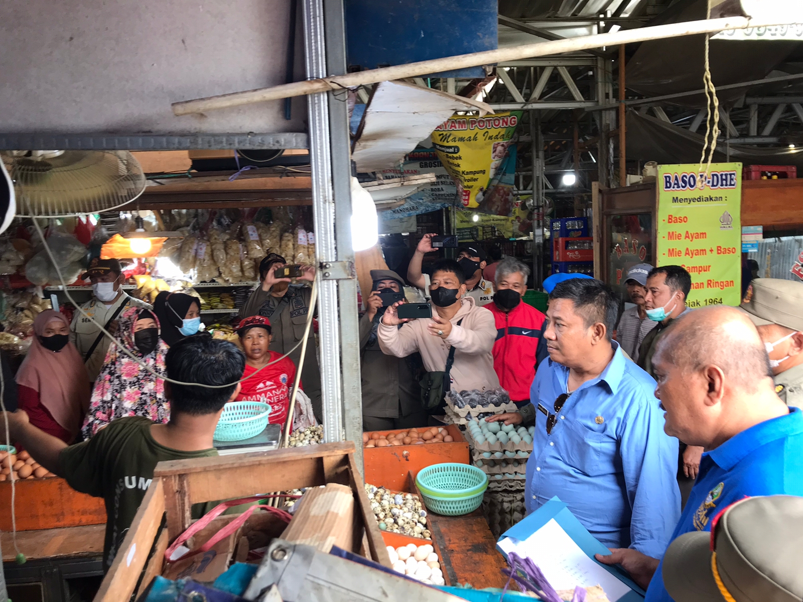 Disdagperin meninjau keteraediaan pangan di pasar tradisional Bekasi.