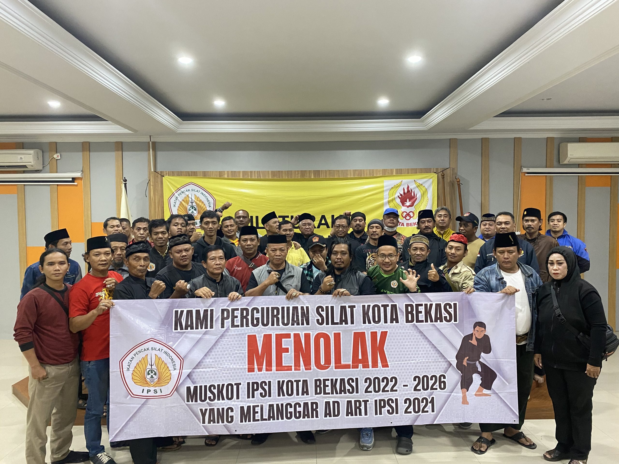 Forsilat Kota Bekasi menolak hasil Muskot ke VII IPSI Kota Bekasi usai melakukan pertemuan di ruang audoturium KONI Kota Bekasi, Kamis (8/12/2022). Foto: Gobekasi.id